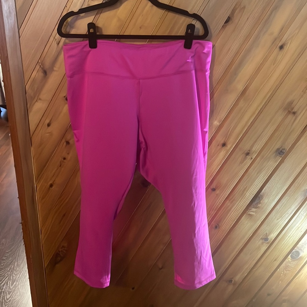 Barbiecore Pink capri workout leggings
